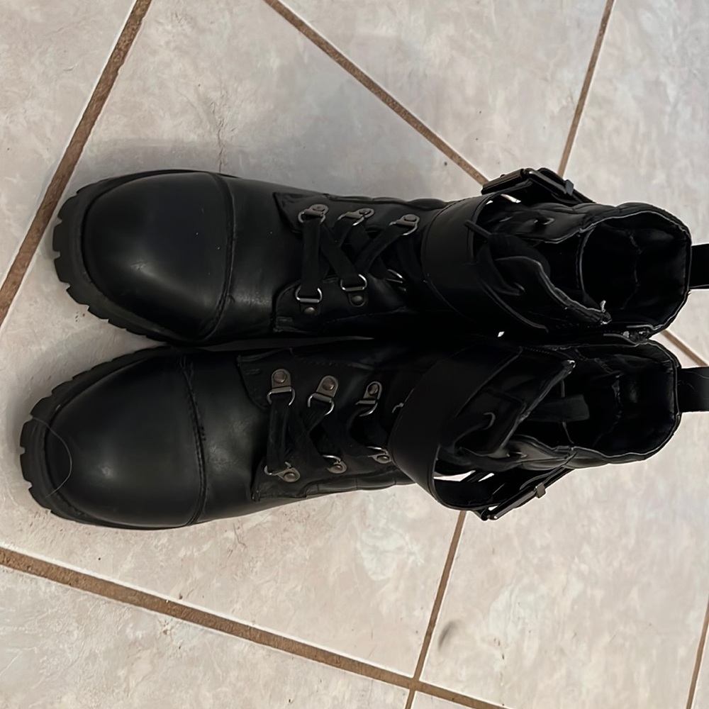 Ankle boots with quilted panels and comfortable heal size 8 m.